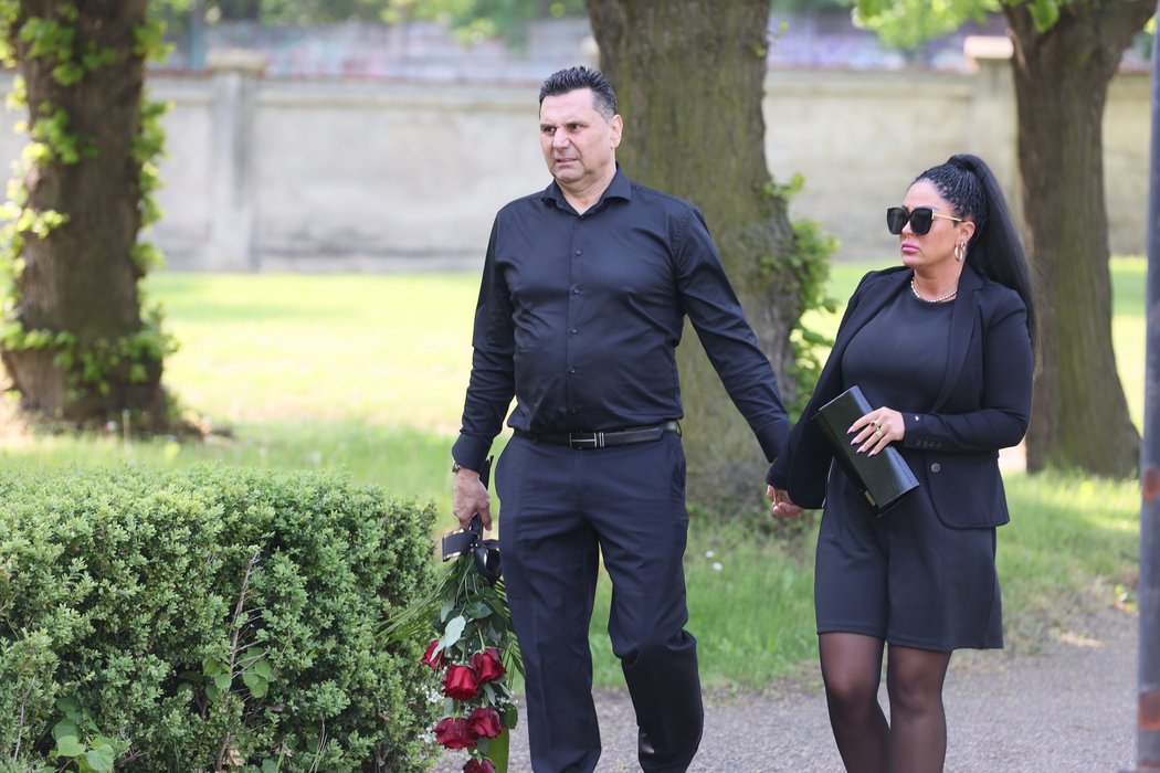 Vladimír Růžička s manželkou Marií na pohřbu Petra Klímy.