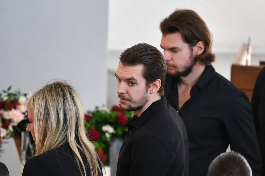 Synové Petra Klímy přijímali kondolence od smutečních hostů.
