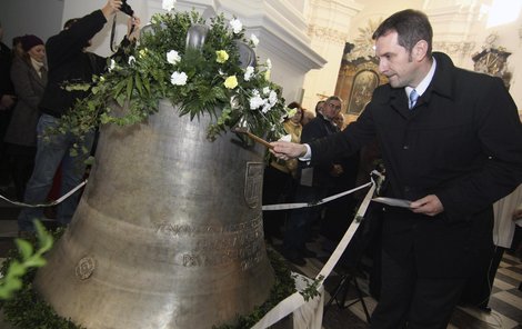 Místostarosta Petr Kolář poklepává kladívkem na zvon.