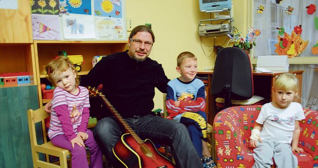 Kačenka (zleva), Tomášek a Anetka se s populárním zpěvákem ihned skamarádili