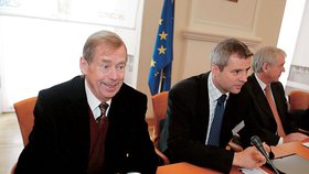 Václav Havel a Petr Kolář na konferenci Rozšířená Evropa, 2004