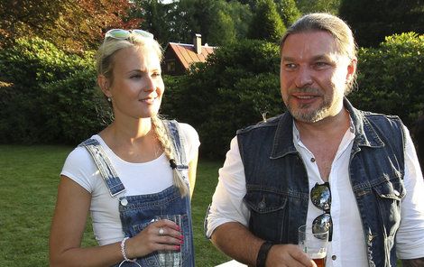 Petr Kolář a jeho partnerka Lenka Chlupáčková.