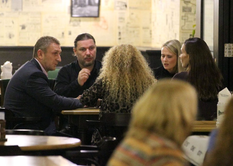 Kolář s Lenkou a jeho manažerkou zavítali po premiéře do nedaleké restaurace