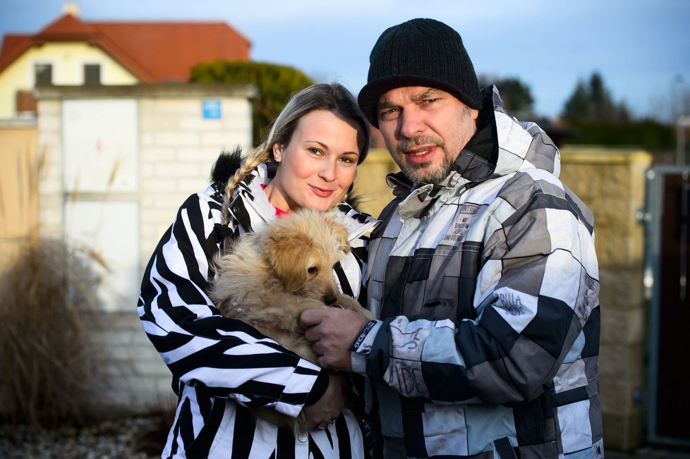 Před lety si Petr nastěhoval do domu přítelkyni Lenku.