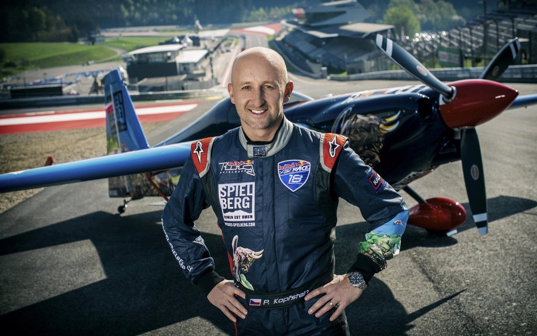 Pilot Petr Kopfstein před svým letadlem