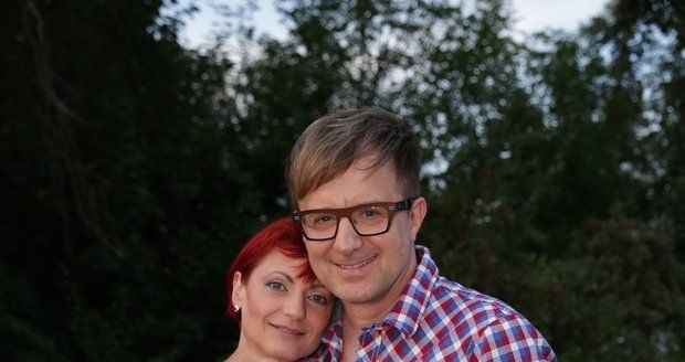 Zpěvák Petr Kotvald s manželkou.