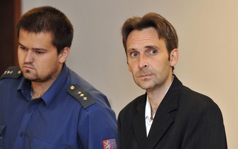 Petr Koudelka (vpravo) včera před soudem.