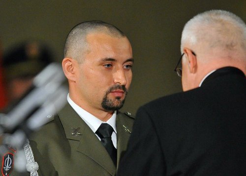 Prezident Václav Klaus předává medaili Za hrdinství praporčíkovi Petru Králíkovi.