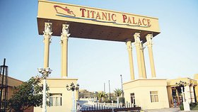 Monumentální vstup do hotelu Titanic Palace, kde k vraždě došlo.