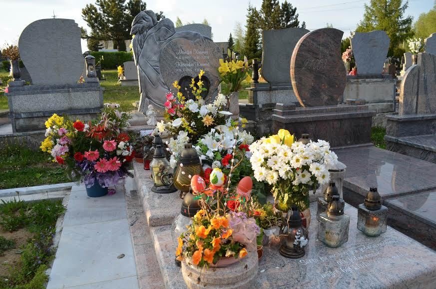 Živé květiny z pohřbu Evy N. dala rodina vedle hrobu Moniky a Klárky. Na hrobě dominují jarní květiny, vajíčka a umělé kočičky, které jsou symboly Velikonoc.