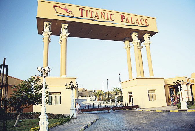 Monumentální vstup do hotelu Titanic Palace.