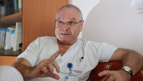 Docent MUDr. František Vorel, CSc., vede oddělení soudního lékařství nemocnice v Českých Budějovicích.