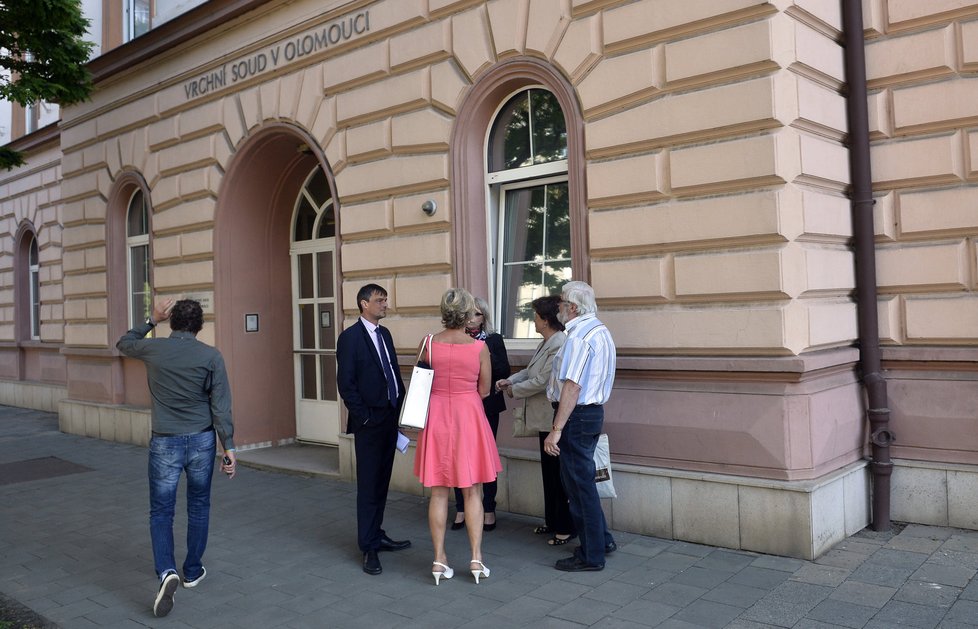 Rodiče Petra Kramného před soudem v Olomouci