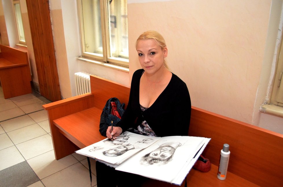 Lucie Kunzová Filimonova si již před procesem zkoušela malovat tváře aktérů.