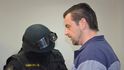 Petr Kramný před soud předstoupil ve vězeňském mundúru