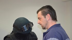 Petr Kramný poprvé ve vězeňském mundúru: Nikoho jsem křivě neobvinil, tvrdil u soudu