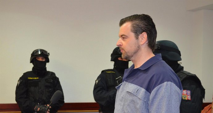 Petr Kramný před soud předstoupil ve vězeňském mundúru.