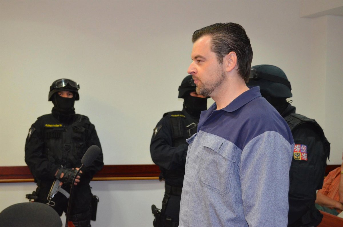Petr Kramný před soud předstoupil ve vězeňském mundúru
