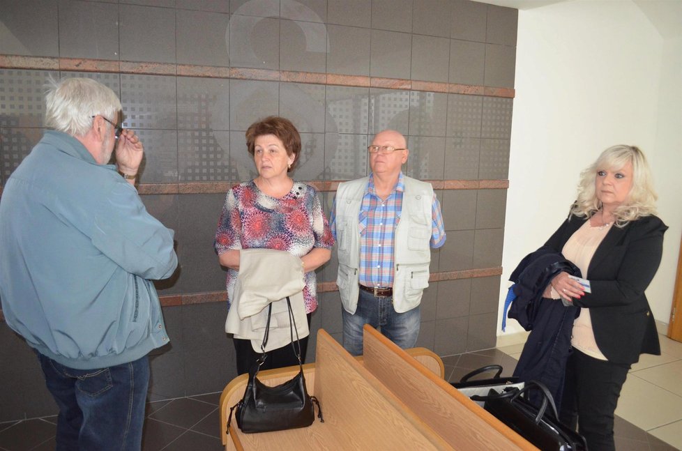 Rodiče Petra Kramného a obhájkyně Jana Rejžková čekali na jednání už hodinu předem