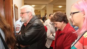 Rodiče Petra Kramného vstupují do soudní síně.