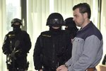 Okresní soud v Ostravě pokračoval 13. prosince v projednávání obžaloby Petra Kramného (uprostřed) z křivého obvinění.