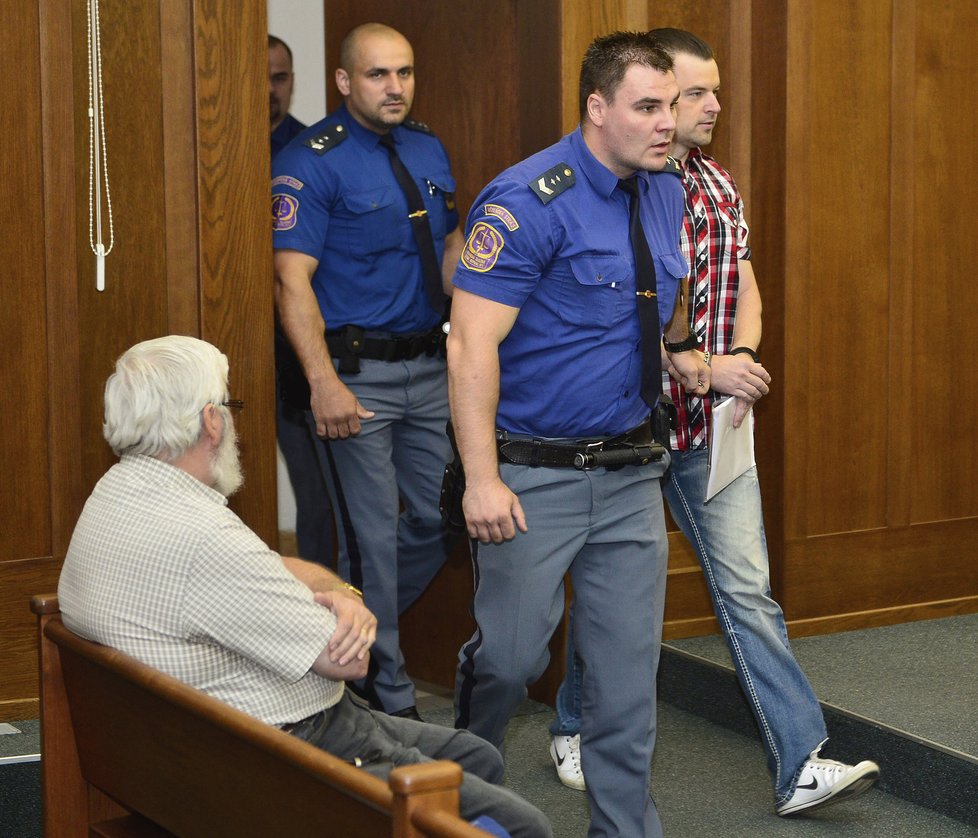 Petr Kramný u soudu: Na lavici vlevo jeho nevlastní otec