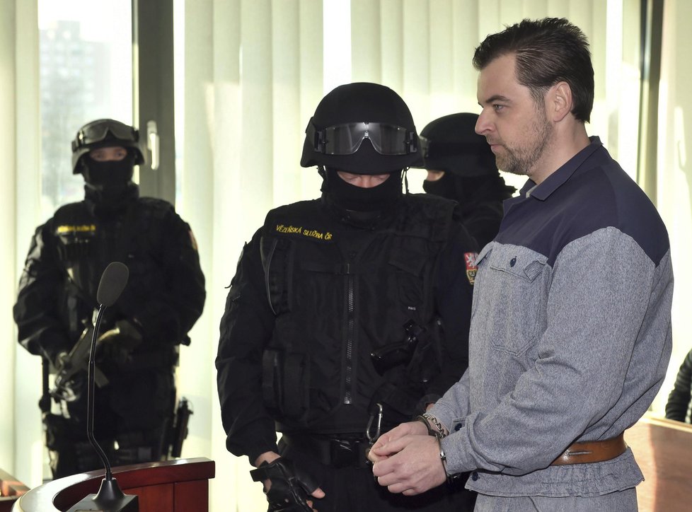 Okresní soud v Ostravě pokračoval 13. prosince v projednávání obžaloby Petra Kramného (uprostřed) z křivého obvinění.