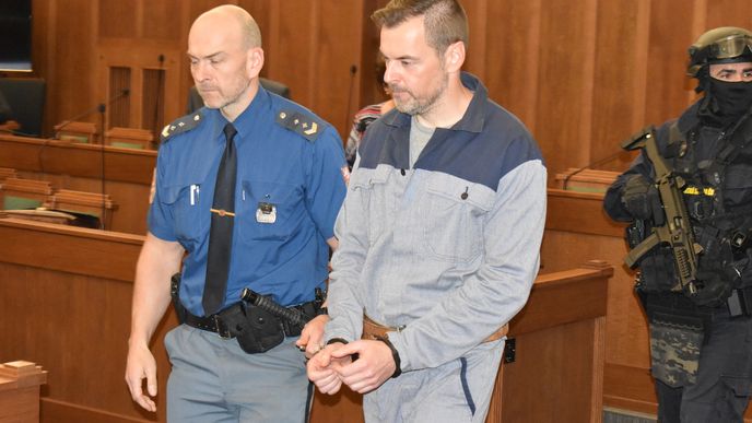 2022 Petr Kramný ve vězení viditelně zhubl.