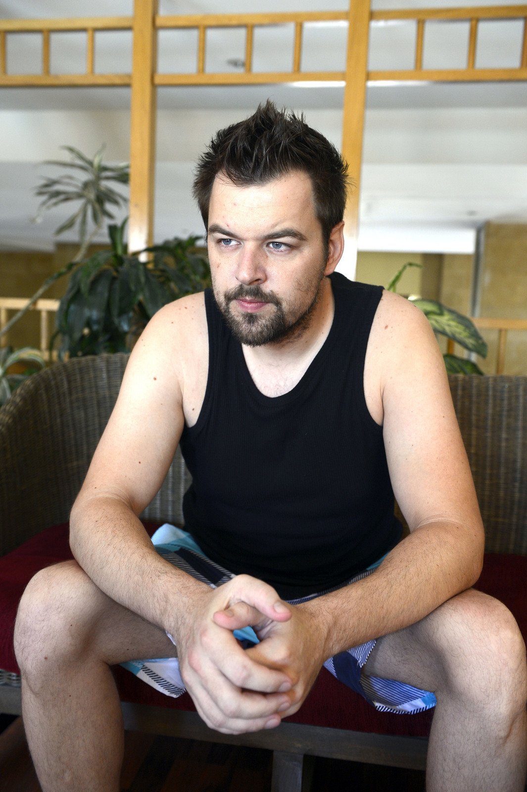 2013  Petr Kramný v hotelu, kde zemřely jeho žena a dcera.