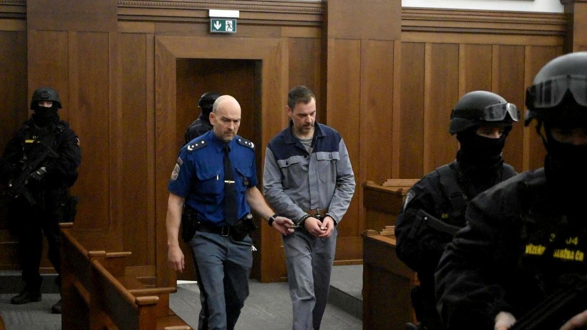 2022 Petr Kramný ve vězení viditelně zhubl.