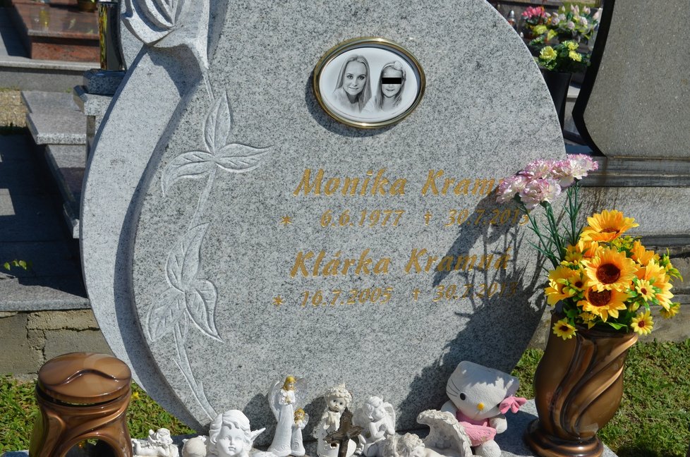 Hroby Moniky (†36) a Klárky (†8) Kramných