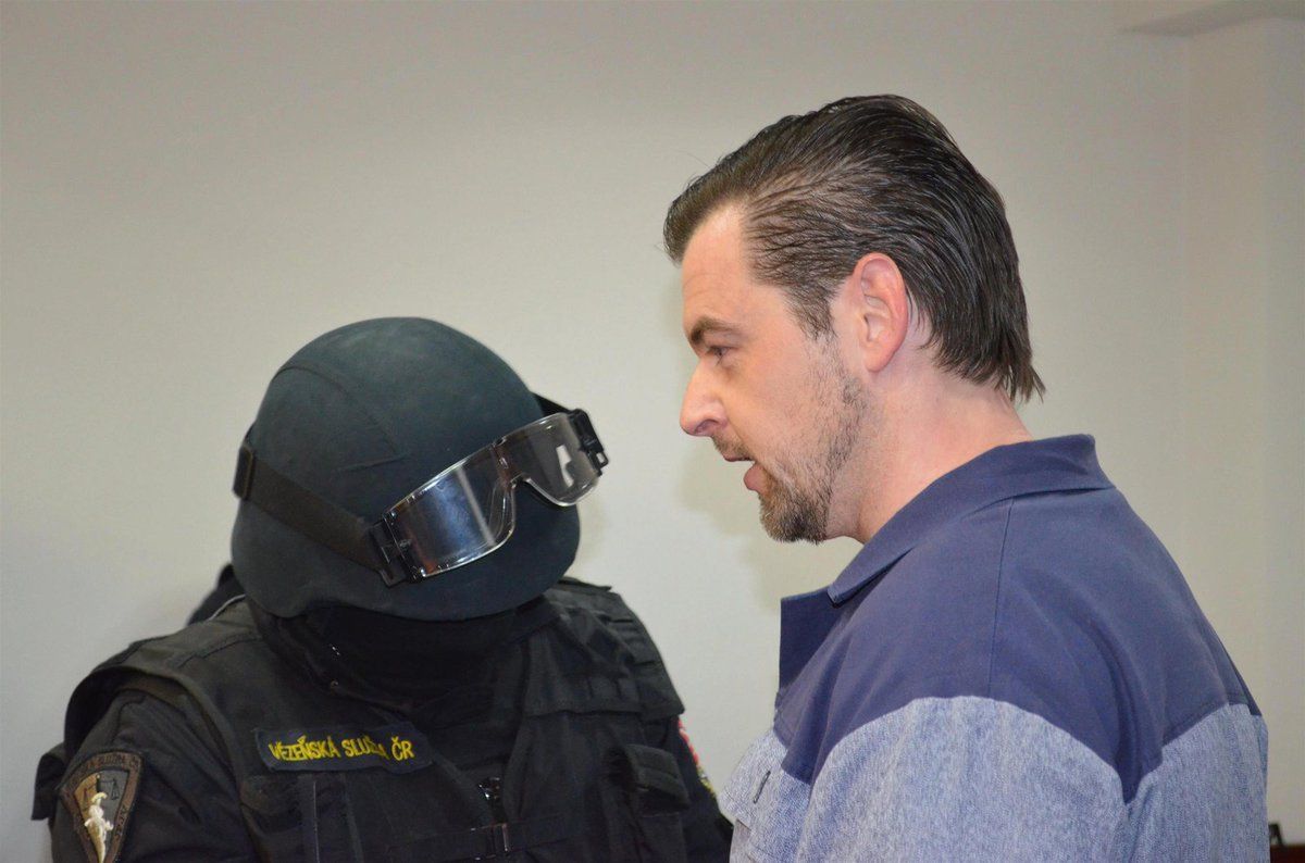 Petr Kramný ve vězeňském mundúru u ostravského soudu.