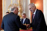 Prezident Miloš Zeman při jmenování Petra Krčála (vlevo, ČSSD) ministrem práce a sociálních věcí nové vlády ANO a ČSSD (27. června 2018)