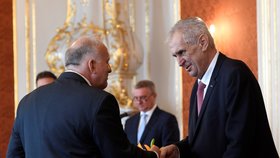 Prezident Miloš Zeman při jmenování Petra Krčála (vlevo, ČSSD) ministrem práce a sociálních věcí nové vlády ANO a ČSSD (27. června 2018)