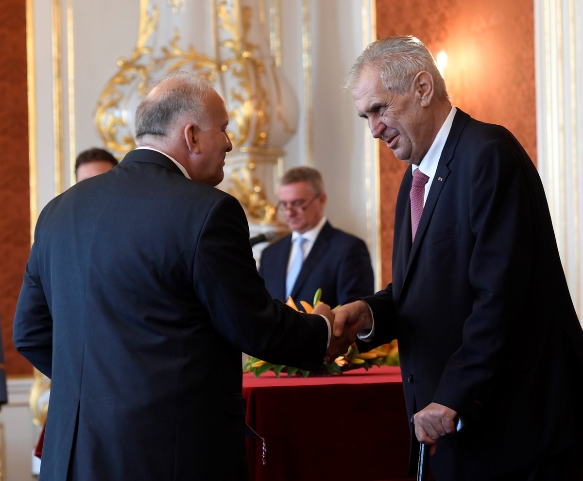 Prezident Miloš Zeman při jmenování Petra Krčála (vlevo, ČSSD) ministrem práce a sociálních věcí nové vlády ANO a ČSSD (27. června 2018)