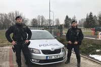 Žena chtěla skočit z Chebského mostu: Zachránili ji policisté Petr a Vladislav!