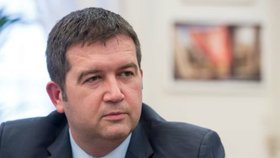 Jan Hamáček svolal jednání komise pro výběr nového kancléře PS na středu 19. dubna. Jméno nástupce Petra Kynštetra chce mít nejpozději na začátku května.