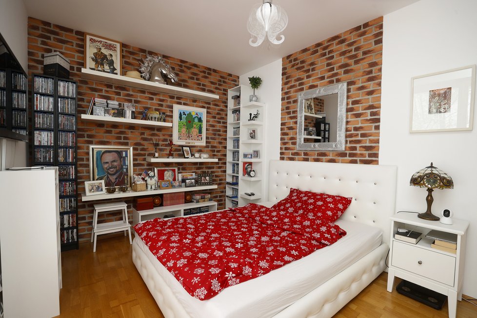 Jak bydlí spisovatel a scénárista Petr Macek ve svém útulném pražském bytě?