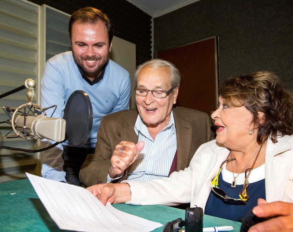 Jiřina Bohdalová, Vladimír Brabec a spisovatel Petr Macek na natáčení audioknihy o Sherlocku Holmesovi.