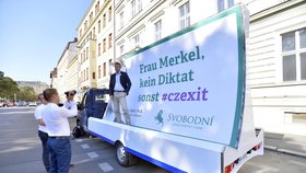 Šéf Svobodných Petr Mach a jeho protest proti Angele Merkelové a jejímu údajnému diktátu