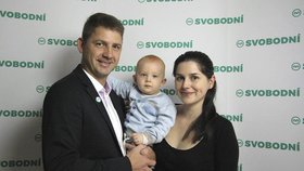 Petr Mach s manželkou Andreou a synem Jonášem: "I pro jeho budoucnost to dělám," uvedl k fotce na Facebooku.
