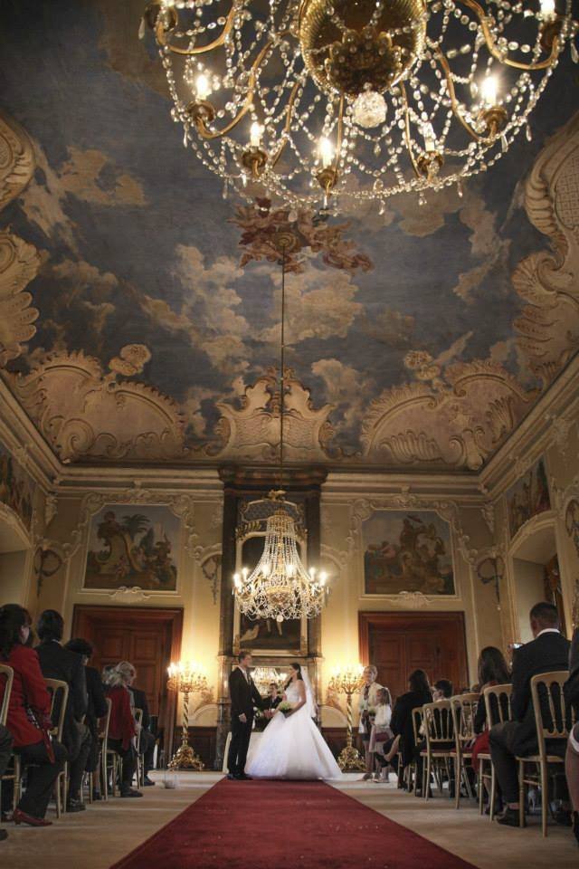 Svatba proběhla na zámku Dobříš.