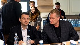 Petr Macinka a Filip Turek na jednání poslaneckého klubu Motoristů (7.10.2025)