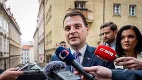 Komunálky 2026: Petr Macinka při příchodu do štábu Motoristů (10.10.2026)
