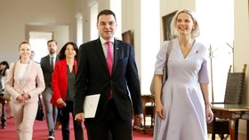 Ministr zahraničí Petr Macinka a ministryně pro místní rozvoj Zuzana Mrázová