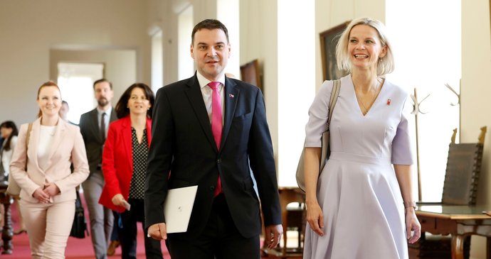 Ministr zahraničí Petr Macinka a ministryně pro místní rozvoj Zuzana Mrázová