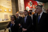 Macinka se v Izraeli setká i s Netanjahuem. A uctil památku obětí holokaustu