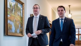 Ministři Boris Šťastný a Petr Macinka (oba Motoristé) při příchodu na jednání vlády (19.10.2026)