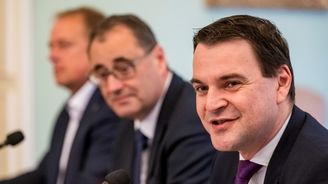 Macinka v holdingu. Chtěl pohlídat Babiše, ale dnes hájí jeho program a servilně mu pochlebuje Macinka v holdingu. Chtěl pohlídat Babiše, ale dnes hájí jeho program a servilně mu pochlebuje
