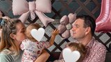 Radost v rodině Petra Macinky: Polibky a růžová oslava!
